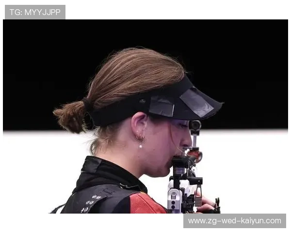 射击比赛风大到帽子飞走，选手照样命中